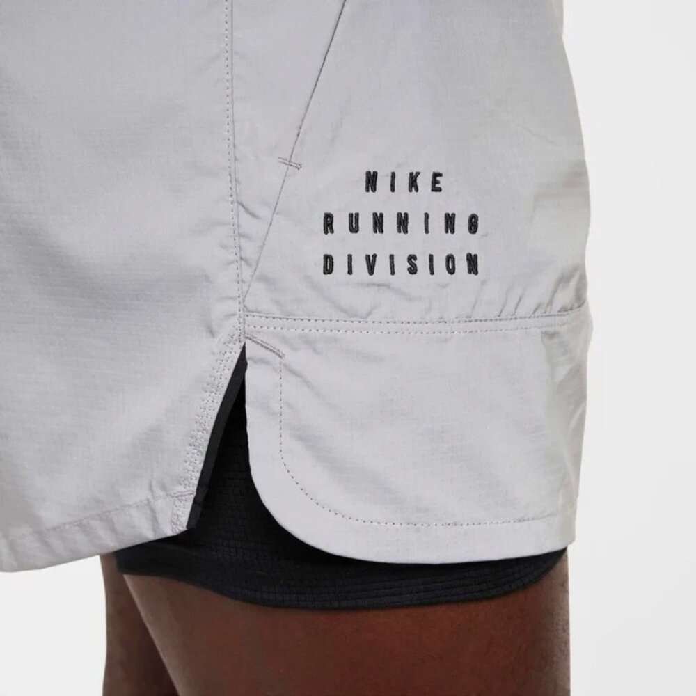 Nike Dri-Fit ADV Running Division Reflective Shorts 4” Lined Silver Size Medium. - Picture 3 of 6